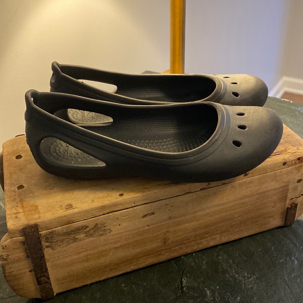 Girls size 2 black flat Crocs.